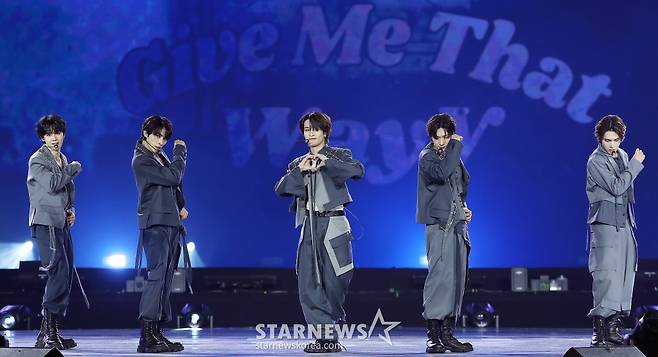 그룹 WayV가 지난 27일 오후 태국 방콕 임팩트 챌린저 홀 1-2(IMPACT Challenger Hall 1-2)에서 진행된 '제 9회 아시아 아티스트 어워즈'(The 9th Asia Artist Awards, 이하 'AAA 2024')'에 참석해 멋진 무대를 선보이고 있다.  WayV는 이날 'AAA 2024'에서 'AAA 베스트 아티스트', 텐은 'AAA 베스트 초이스'를 수상했다. /사진=김창현 chmt@