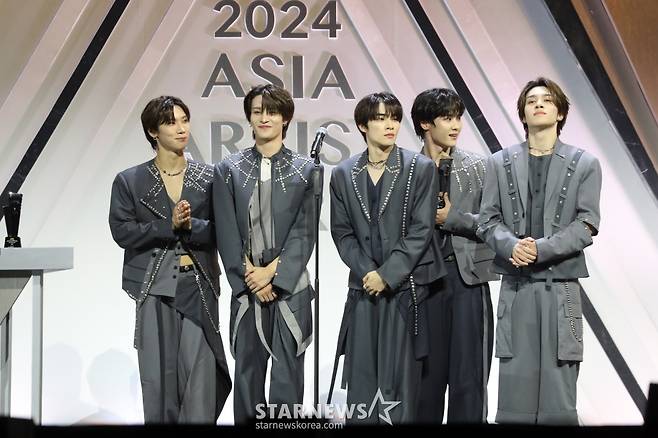 그룹 웨이션브이가 27일 오후 태국 방콕 임팩트 챌린저 홀 1-2(IMPACT Challenger Hall 1-2)에서 열린 '제 9회 아시아 아티스트 어워즈'(The 9th Asia Artist Awards')' 에서 AAA 베스트 아티스트상 을 수상하고 소감을 말하고 있다.  2024.12.27 /사진=임성균 tjdrbs23@