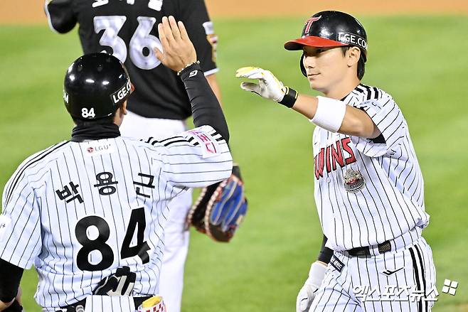 LG 내야수 신민재(오른쪽). 그는 지난해 커리어하이를 뒤로 하고 2025시즌 힘찬 도약을 다짐했다. 엑스포츠뉴스 DB
