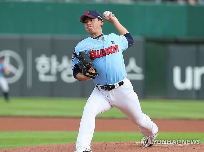 롯데 선발 김진욱 (부산=연합뉴스) 강선배 기자 = 18일 오후 부산 동래구 사직야구장에서 열린 LG 트윈스와 롯데 자이언츠의 경기.
    1회 초 롯데 투수 김진욱이 투구하고 있다. 2024.9.18 sbkang@yna.co.kr