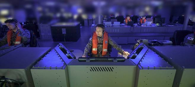 정조대왕함 내 전투통제실 (남해상<정조대왕함>=연합뉴스) 1일 제주 앞바다에서 이지스구축함 정조대왕함이 기동함대의 모항인 해군제주기지를 향해 힘차게 항진하고 있다. 해군은 해상기반 한국형 3축체계 및 해상교통로 보호 등 전방위 안보위협 대응을 위해 올해 2월 1일부로 기동함대사령부를 창설했다.[해군 제공] 2025.2.2