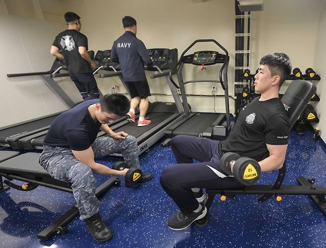 정조대왕함 내 체력단련실 (남해상<정조대왕함>=연합뉴스) 1일 제주 앞바다에서 이지스구축함 정조대왕함이 기동함대의 모항인 해군제주기지를 향해 힘차게 항진하고 있다. 해군은 해상기반 한국형 3축체계 및 해상교통로 보호 등 전방위 안보위협 대응을 위해 올해 2월 1일부로 기동함대사령부를 창설했다.[해군 제공] 2025.2.2