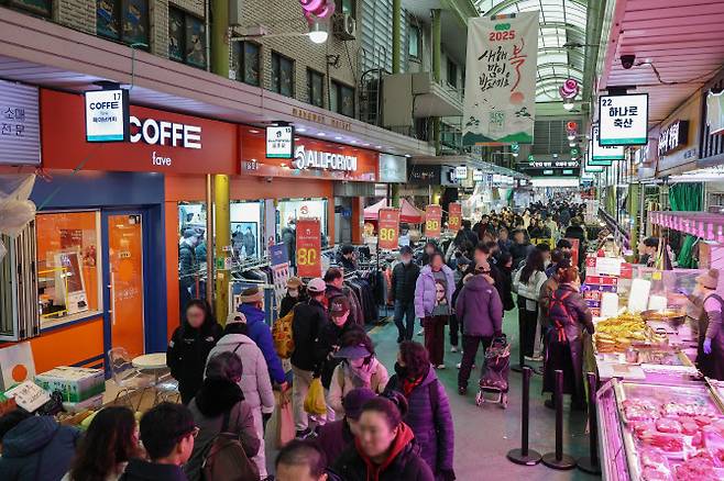 설 연휴 맞아 북적이는 전통시장. (사진= 연합뉴스)
