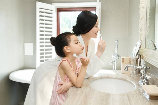 일주일에 한 번 이상 치실을 사용하면 허혈성 뇌졸중 위험이 22%, 심장색전성 뇌졸중 위험이 44%, 심방세동 위험이 12% 낮아지는 것으로 나타났다. [사진=게티이미지뱅크]