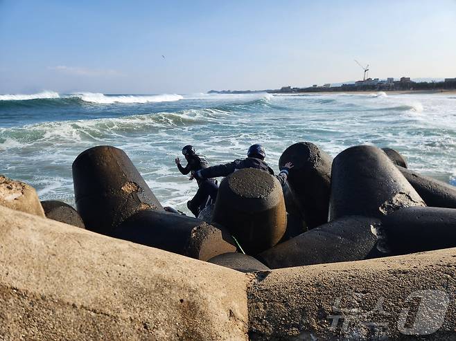 풍랑특보 속 테트라포드에 고립된 30대 남성 구조하는 속초해경 소속 경찰관.(속초해경 제공) 2025.2.3/뉴스1