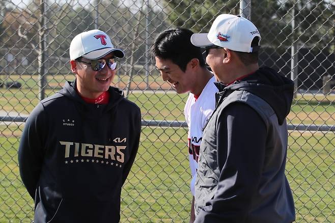 KIA 이의리(가운데)가 1월25일 미국 캘리포니아주 어바인에서 진행중인 2025 스프링캠프에서 피칭을 마친 후 정재훈 투수코치(왼쪽), 이범호 감독과 대화하며 웃고 있다. 사진 | KIA 타이거즈