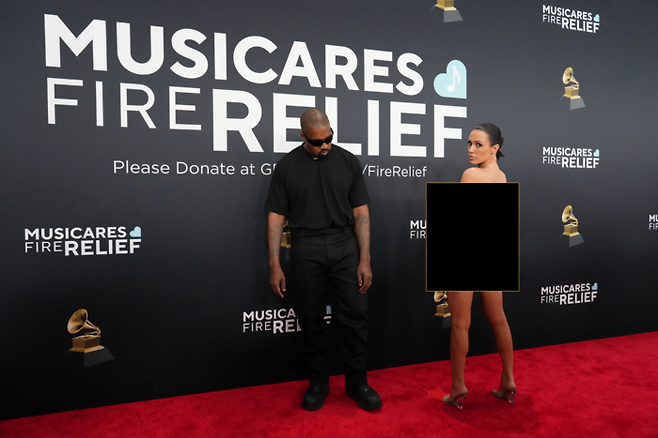 칸예 웨스트(왼쪽)와 비앙카 센소리가 2일(현지 시간) 미국 로스앤젤레스에서 열린 제67회 그래미 어워드에서 참석한 모습. 사진 | AP연합뉴스