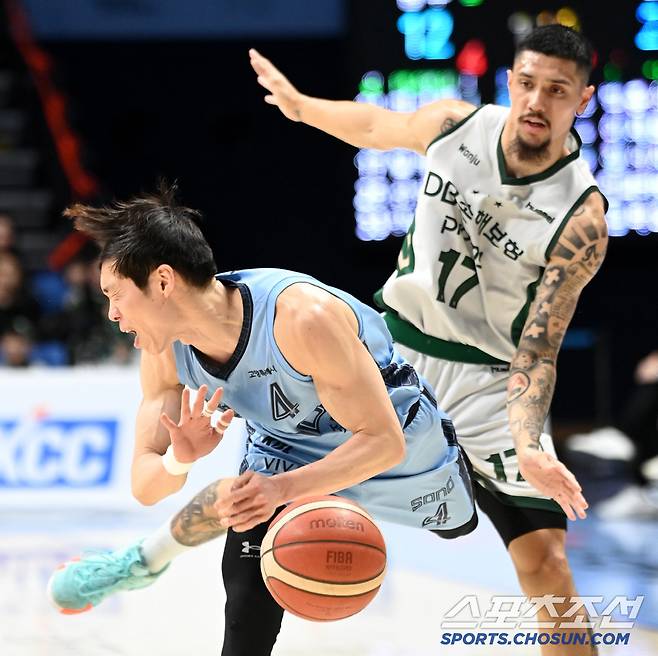 알바노의 손에 얼굴을 가격당한 이재도가 고통스러운 표정으로 쓰러지고 있다. 고양=허상욱 기자