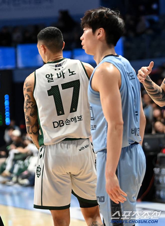 몸을 일으켜 세운 이재도가 알바노와 손을 맞대고 괜찮다는 인사를