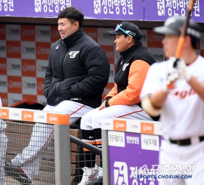한화 이재원과 김태연이 경기를 지켜보고 있다. 대전=박재만 기자 pjm@sportschosun.com