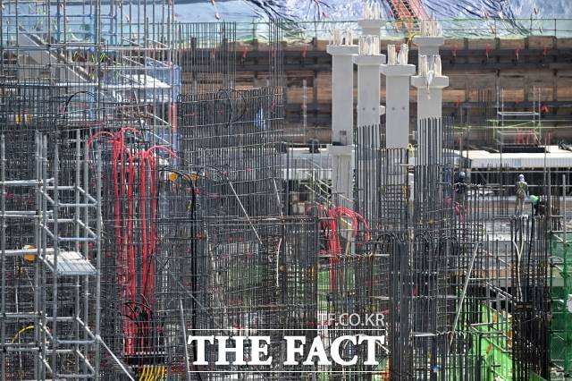 치솟는 공사비로 갈등을 겪는 정비사업 현장이 늘어나고 있다. 특히 시공사가 현저히 낮은 수준의 공사비를 제시하며 '일단 따고 보자'는 식의 입찰이 조합과의 분쟁 원인으로 꼽힌다. /더팩트 DB