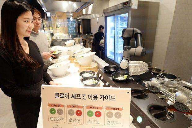 서울 강서구 소재 빕스 1호점인 등촌점에서 일하고 있는 LG 클로이 셰프봇.(사진=LG전자)