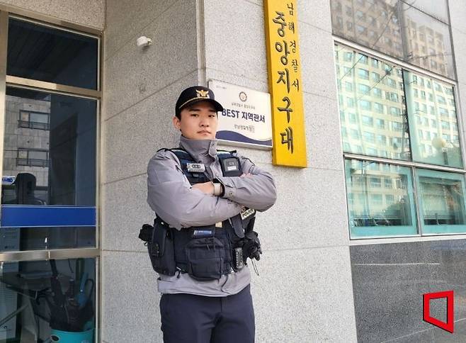 지난 6일 경남 남해경찰서 중앙지구대 위주빈 순경(24)이 지구대 앞에서 포즈를 취하고 있다. 심성아 기자