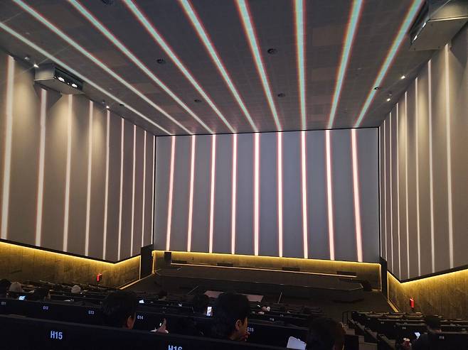 4면 상영관 '용스엑'에서 본 영화 상영 전 보여주는 시연용 영상.