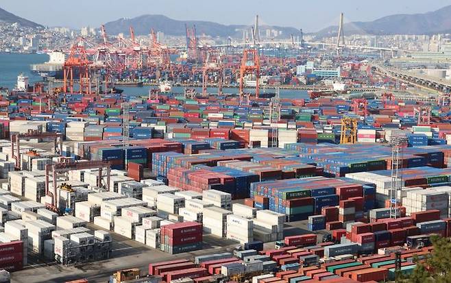 3일 오전 부산항 신선대·감만·신감만부두에 수출입 화물이 쌓여있는 모습.ⓒ연합뉴스