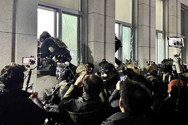 윤석열 대통령이 긴급 대국민 담화를 통해 비상계엄령을 발표한 가운데 지난해 12월 4일 서울 여의도 국회에서 계엄군이 창문을 깨고 진입하고 있다. 2024.12.04 서울=뉴시스