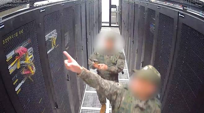 국회 행정안전위원회가 지난해 12월 3일 계엄령 선포 당시 선거관리위원회에 투입된 계엄군이 선관위 시스템 서버를 촬영하는 장면이 담긴 내부 CCTV를 6일 공개했다. (행정안전위원회 제공) 2024.12.6/뉴스1