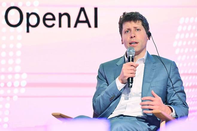 지난해 6월 서울 영등포구 63스퀘어에서 열린 K-Startups meet OpenAI 행사에서 샘 알트만 오픈AI 최고경영자가 이영 중소벤처기업부 장관과 간담회를 하고 있다. 뉴시스