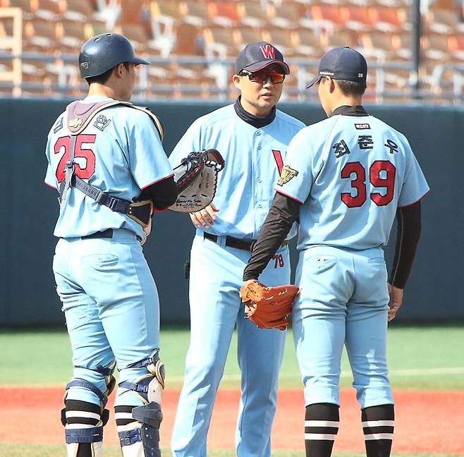 대만에서 훈련 중인 휘문고 오태근 감독은 아직 선수들의 페이스가 올라오지 않았다며 걱정했다. 사진=전상일 기자