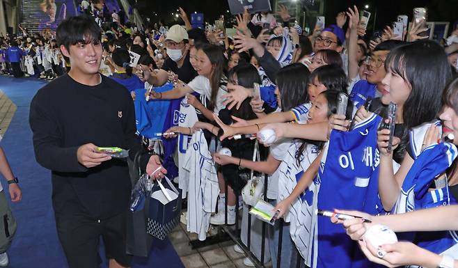 삼성 라이온즈 선수단 퇴근길 이벤트인 ‘블루밋\'에서 팬들과 인사하고 있는 원태인. 삼성 라이온즈 제공