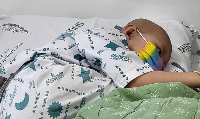 희귀 소아암 유잉육종을 앓고 있는 지수(가명·11)가 병상에 누워 있다. 강미경씨 제공