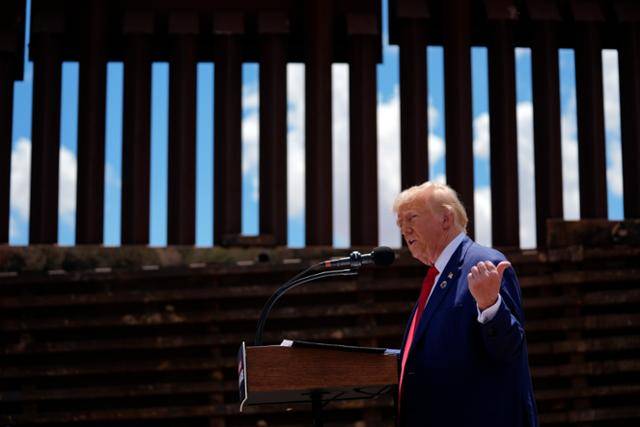 도널드 트럼프 미국 대통령이 공화당 대선 후보였던 2024년 8월 22일(현지시간) 애리조나주 시에라 비스타에 있는 멕시코 남부 국경 장벽 부근에서 연설하고 있다. 시에라 비스타=AP 뉴시스