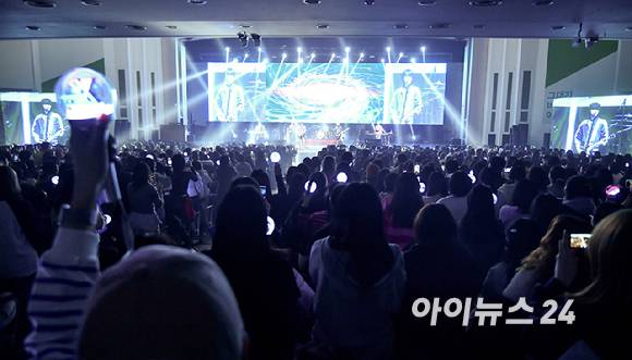 밴드 엑스디너리 히어로즈(Xdinary Heroes)가 1일 오후 서울 서대문구 이화여자대학교 대강당에서 열린 '2025 JOY콘서트 - 보이스 오브 스프링(Voice of spring)'에서 멋진 무대를 펼치고 있다. [사진=곽영래 기자]