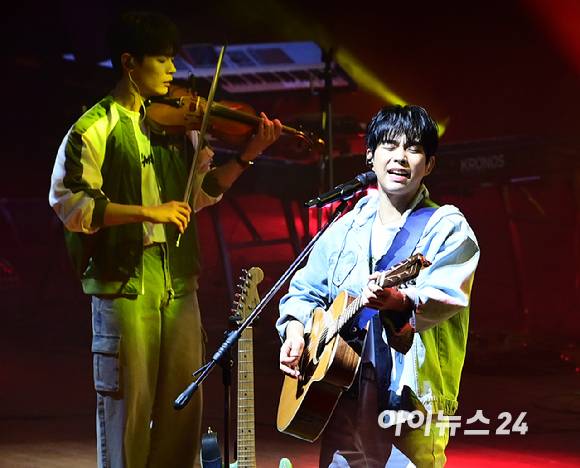 밴드 루시(LUCY) 신예찬과 최상엽이 1일 오후 서울 서대문구 이화여자대학교 대강당에서 열린 '2025 JOY콘서트 - 보이스 오브 스프링(Voice of spring)'에서 멋진 무대를 선보이고 있다. [사진=정소희 기자]