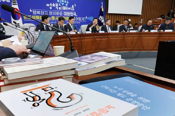 더불어민주당 이재명 대표가 3일 국회에서 '행복하고 정의로운 대한민국, 반도체특별법 노동시간법 적용제외 어떻게?'라는 주제로 열린 '정책 디베이트'에서 발언하고 있다. [사진=연합뉴스]