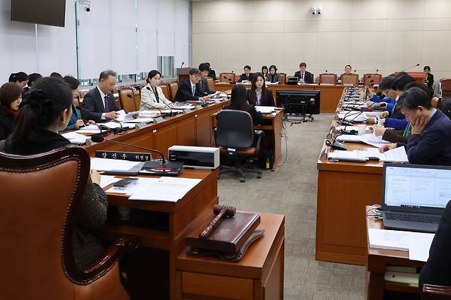 3일 열린 국회 보건복지위원회 법안심사제1소위원회에서 더불어민주당 소속 강선우 소위원장을 비롯한 위원들이 법안을 심사하고 있다. 연합뉴스