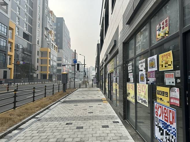 삼성전자 평택캠퍼스 바로 앞에 위치한 상가에도 공실이 넘쳐났다./김영은 기자