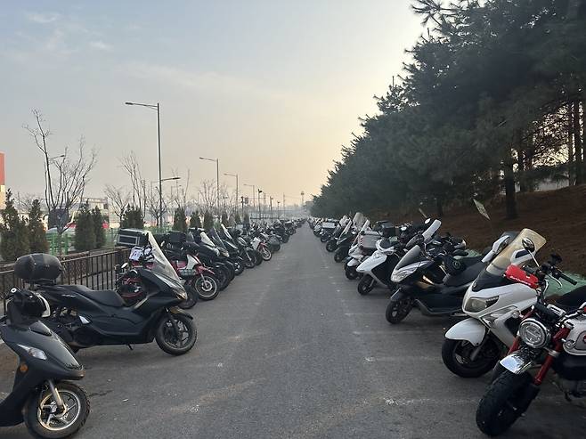 삼성전자 평택캠퍼스 앞에 인부들이 타고 온 오토바이가 세워져 있다./김영은 기자