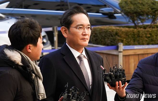 이재용 삼성전자 회장이 3일 서울 서초구 서울고등법원에 출석하고 있다. 유희태 기자