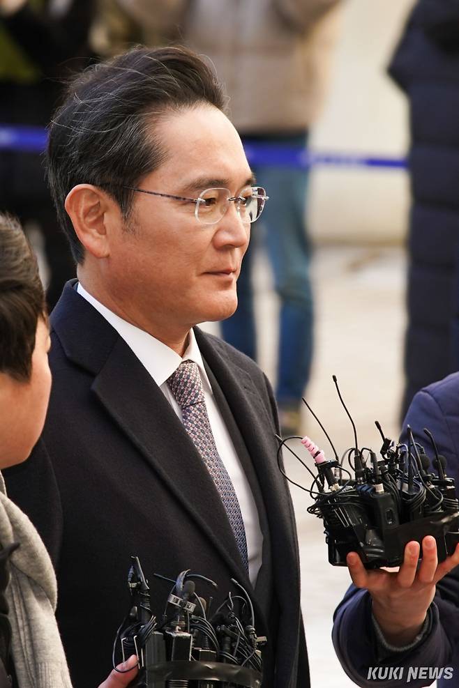 이재용 삼성전자 회장이 3일 서울 서초구 서울고등법원에 출석하고 있다. 유희태 기자