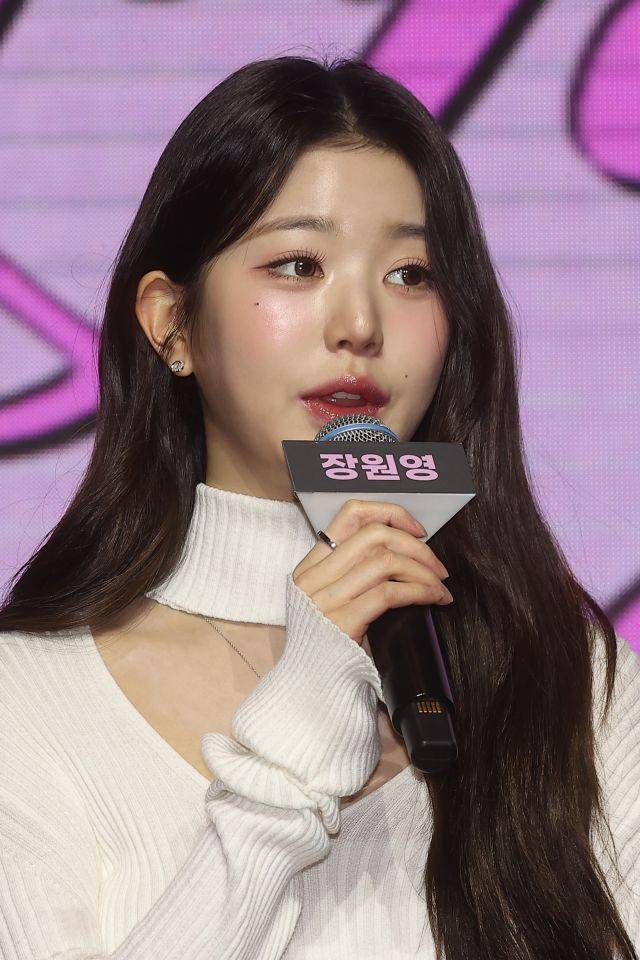 그룹 아이브의 장원영이 3일 오후 서울 여의도 콘래드호텔에서 열린 세 번째 EP앨범 '아이브 엠파시' 발매 기념 기자간담회에서 인사말을 하고 있다. 연합뉴스