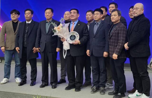 제39대 대한유도회장에 취임한 조용철 회장이 전국 시·도연맹 사무국장들로부터 취임 축하패를 받은 뒤 기념촬영을 하고 있다.황선학기자