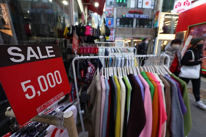 3일 통계청이 발표한 ‘2024년 12월 및 연간 산업활동 동향’에 따르면 작년 전산업생산 지수는 113.6(2020년=100)으로 전년보다 1.7% 증가했지만, 재화 소비를 뜻하는 소매판매액은 2.2% 줄어든 것으로 나타났다. 이는 신용카드 대란 사태가 있던 2003년(-3.2%) 이후 21년 만의 최대 감소폭이다.  사진은 이날 오전 서울 명동의 의류매장 모습. 연합뉴스