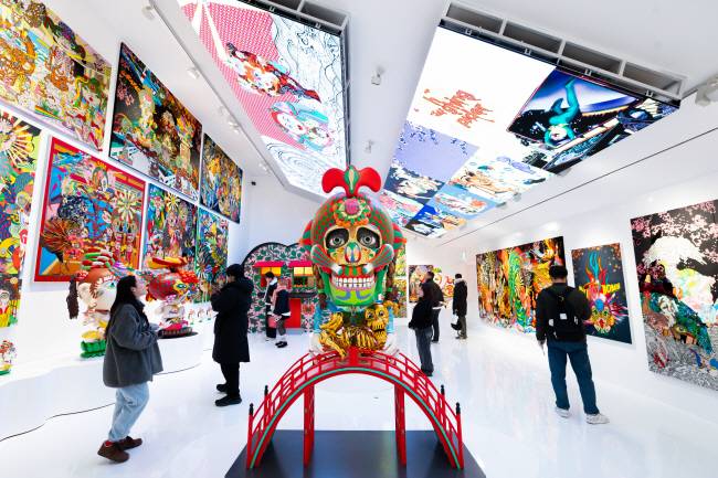 서울 종로구 대림미술관에서 열리고 있는 ‘케이이치 타나아미 특별전’에서 관람객들이 작품을 감상하고 있다. 전시관 4층에서는 조각 ‘기상천외한 몸’(가운데 정면)을 비롯해 만화가 후지오 아카쓰카와의 협업 작품 등 타나아미 예술의 정수를 느낄 수 있는 최신작이 소개된다.  대림미술관 제공