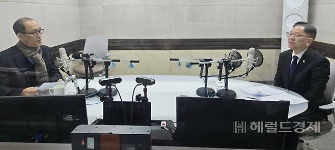 민주당 김문수 의원(오른쪽)이  3일 오전 KBS순천방송국 ‘시사초점, 전남 동부입니다’에 출연해 인터뷰를 하고 있다. [KBS 제공]