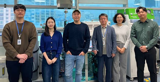 중희토류 의존 없는 2단계 입계확산공정을 개발한 재료연 연구팀. 이정구 책임연구원(오른쪽에서 세 번째), 김태훈 선임연구원(오른쪽에서 네 번째).[한국재료연구원 제공]