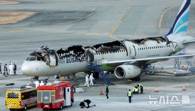 [부산=뉴시스] 하경민 기자 = 국토교통부 항공철도사고조사위원회와 프랑스 항공사고조사위원회가 31일 오전 부산 강서구 김해국제공항 에어부산 항공기 화재현장에서 합동감식 등 조사 일정을 결정하기 위한 사고기 위험관리평가를 하고 있다.   이 화재는 지난 28일 오후 10시26분께 김해국제공항 계류장에 있던 홍콩행 에어부산 BX391편 항공기(기종 A321) 후미 선반에서 발생해 약 1시간 만에 진화됐다. 불이 나자 승객 170명(탑승정비사 1명 포함), 승무원 6명 등 총 176명 전원이 무사히 탈출했다. 2025.01.31. yulnetphoto@newsis.com