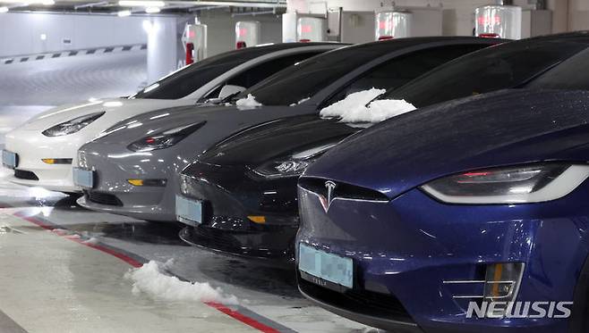 [서울=뉴시스] 조성우 기자 = 서울 시내 한 건물 주차장에 전기차 모델들이 주차된 모습. 2024.02.22. xconfind@newsis.com