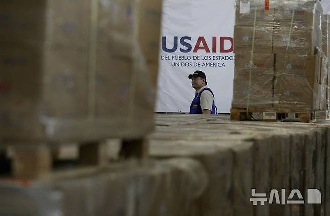 [쿠쿠타=AP/뉴시스] 미국의 해외 원조를 담당하던 국제개발처(USAID)가 국무부 산하로 통합 수순에 들어갔다. 사진은 2019년 2월21일 베네수엘라 국경 인근의 콜롬비아 쿠쿠타 외곽에 USAID 구호품 상자가 적재된 모습. 2025.02.03.