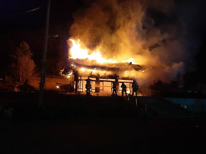 안성 법계사 화재 (경기도소방재난본부 제공)