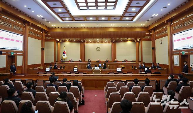 문형배 헌법재판소장 권한대행 등 재판관들이 22일 오전 서울 종로구 헌법재판소에서 열린 최상목 대통령 권한대행 부총리 겸 기획재정부 장관의 헌법재판관 미임명 관련 권한쟁의심판 1차 변론에 참석해 있다. 황진환 기자