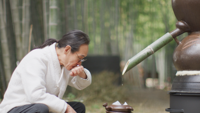 넷플릭스 ‘소주랩소디’에서 죽력고를 내리는 박록담 한국전통주연구소장. ⓒ이엘TV