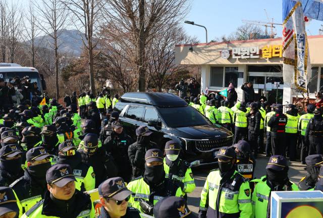 ▲국민의힘 권영세 비대위원장과 권성동 원내대표 등 지도부가 탄 차량이 3일 윤석열 대통령을 면회하기 위해 경기도 의왕시 서울구치소로 향하고 있다. ⓒ연합뉴스