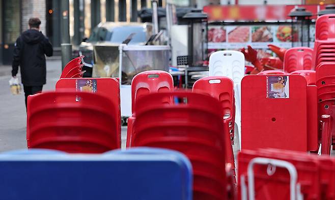 서울 중구 명동의 한 음식점이 손님을 위한 테이블을 준비한 채 대기 중인 모습. 뉴스1