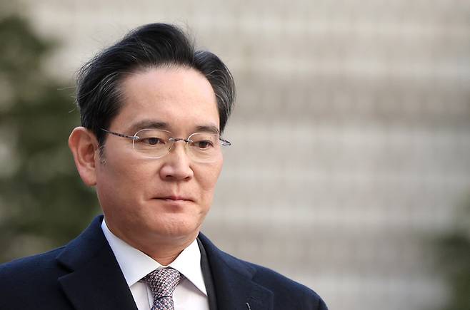 이재용 삼성전자 회장이 3일 오후 서울 서초구 서울고등법원에서 열린 ‘경영권 불법 승계’의혹 자본시장과금융투자업에관한법률위반등 항소심 선고공판에 출석하고 있다. 뉴스1
