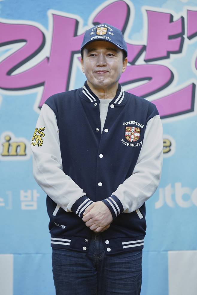 배우 김광규가 3일 오후 서울 상암동 스탠포드호텔 그랜드볼룸에서 열린 JTBC 새 예능 ‘늦기 전에 어학연수-샬라샬라’ 제작발표회에 참석해 포즈를 취하고 있다. 사진 JTBC